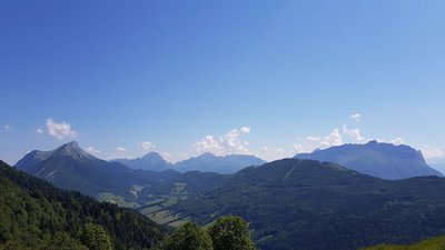 Vue sur certains sommets des Bauges au niveau des chalets de la Buffaz