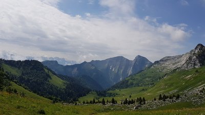 Vue sur quelques sommets des Bauges depuis le col d'Orgeval