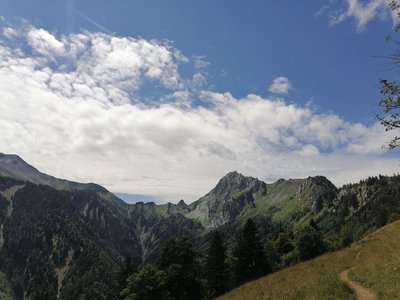 Point de vue sur l'Arcalod, après avoir pénétré dans l'alpage de la Servaz