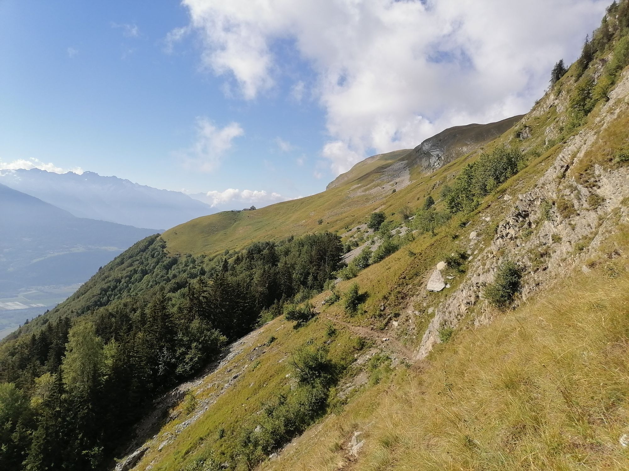 Sentier d'accès aux chalets d'Orisan depuis La Charmette