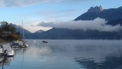 Le lac d'Annecy sous les brumes