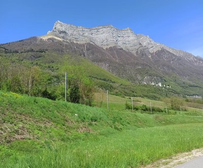 Vue sur les Bauges depuis la Véloroute en combe de Savoie